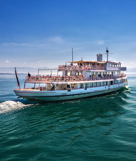Viaggiare tra mare e destinazioni con crociere e traghetti
