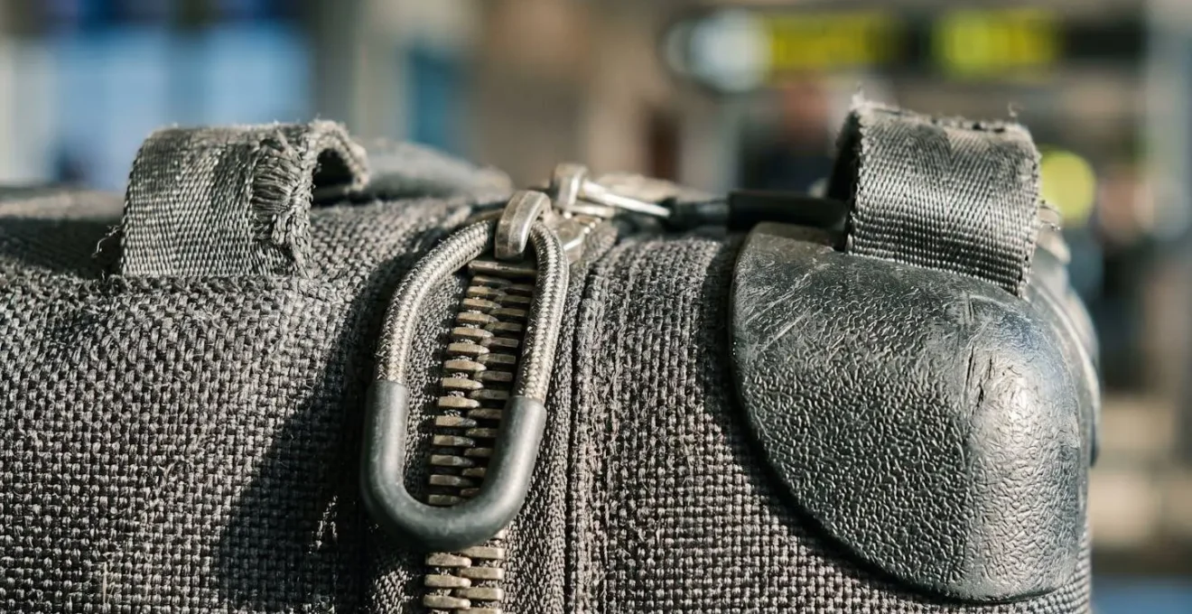 Processo di gestione dei bagagli fuori misura con attrezzature speciali negli aeroporti
