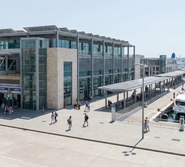 Vista panoramica del terminal traghetti del Porto di Livorno con infrastrutture marittime moderne e banchine